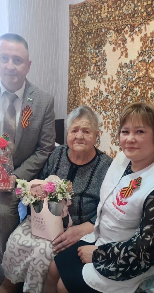 Главный врач Зиятдинов Р.З. и председатель профсоюза Галиханова Н.Х. по традиции навестили тружениц тыла